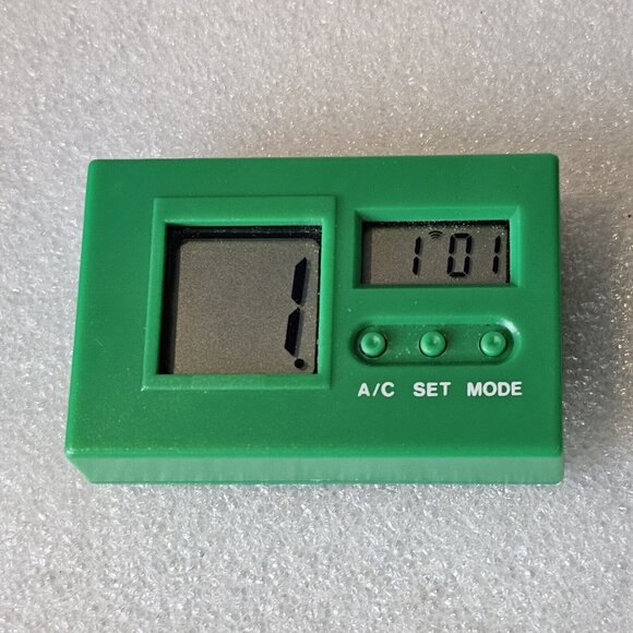 Vintage 90s Christmas Digital Countdown Ornament Mouse On Wreath WORKS - Picture 4 of 10